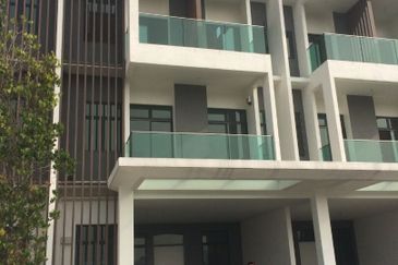 Puchong South Selangor Triple Storey link Reflexion Pool Villa for Sale villa with a private rooftop swimming