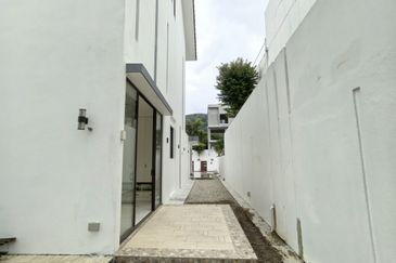 Twin Palm Sungai Long Luxury Triple Storey Corner Bungalow with Pool For Sale