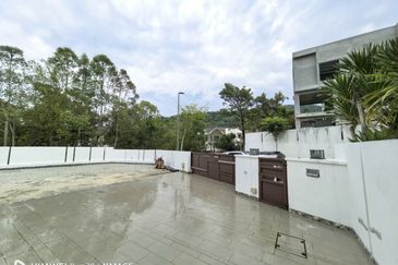 Twin Palm Sungai Long Luxury Triple Storey Corner Bungalow with Pool For Sale