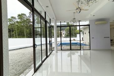 Twin Palm Sungai Long Luxury Triple Storey Corner Bungalow with Pool For Sale