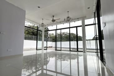 Twin Palm Sungai Long Luxury Triple Storey Corner Bungalow with Pool For Sale