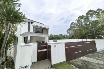 Twin Palm Sungai Long Luxury Triple Storey Corner Bungalow with Pool For Sale