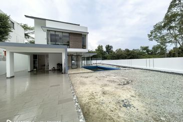 Twin Palm Sungai Long Luxury Triple Storey Corner Bungalow with Pool For Sale
