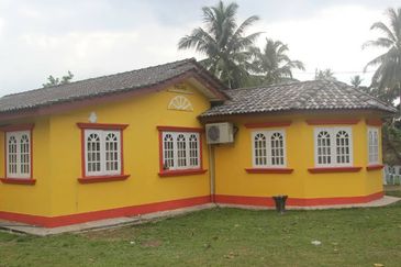 Masjid Tanah, Pantai Pengkalan Balak, SEAFRONT CHALET FOR SALE