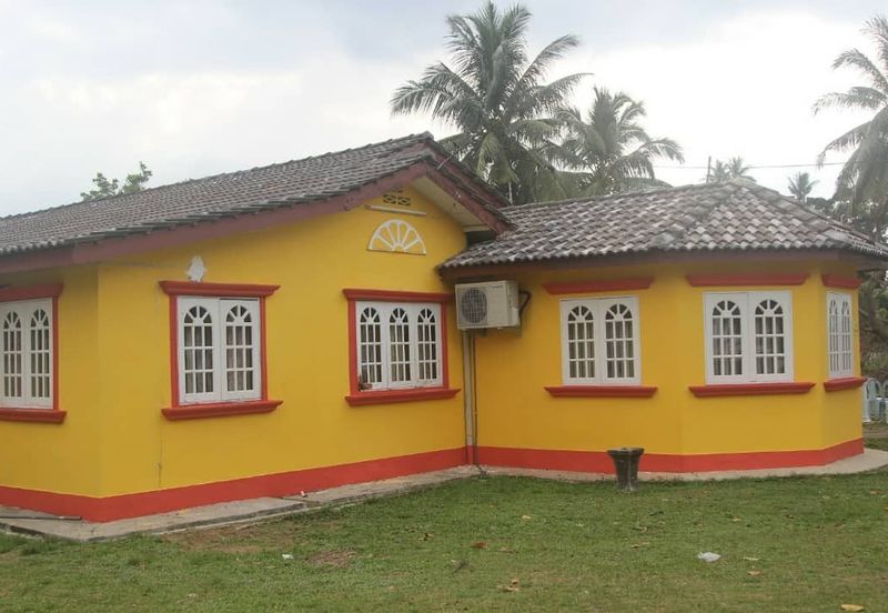 Masjid Tanah, Pantai Pengkalan Balak, SEAFRONT CHALET FOR SALE