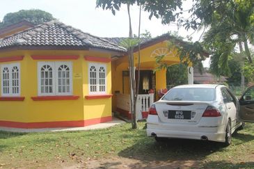 Masjid Tanah, Pantai Pengkalan Balak, SEAFRONT CHALET FOR SALE