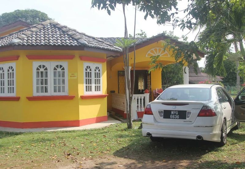 Masjid Tanah, Pantai Pengkalan Balak, SEAFRONT CHALET FOR SALE