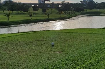 Leisure Commerce Square