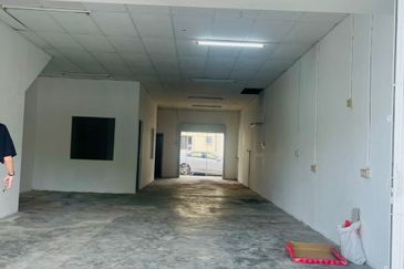 Taman Sri Putra Shop Lot Ground Floor for Rent