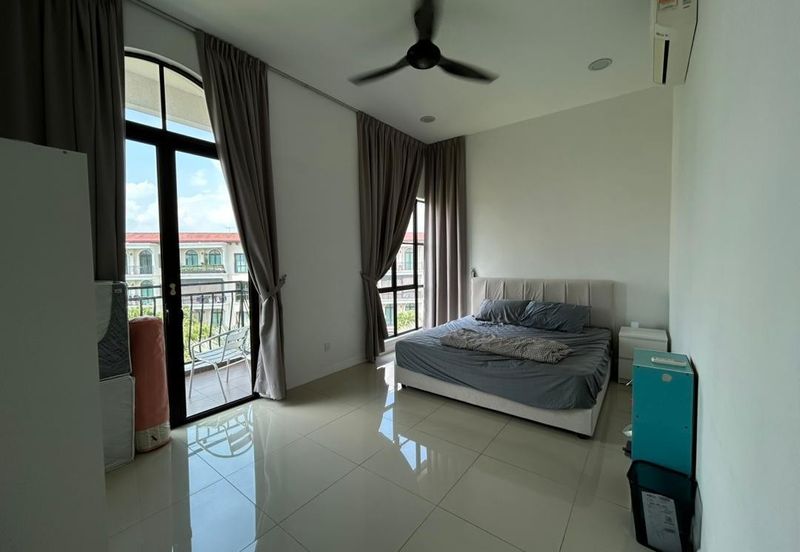 Isle of Kamares, Setia Eco Glades