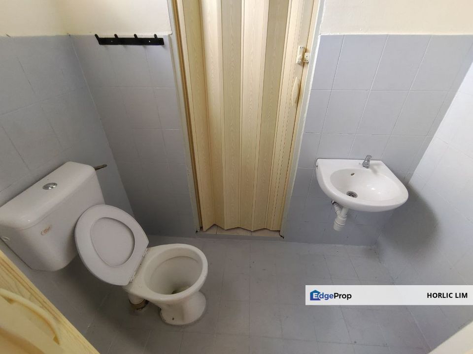 Room For Rent Near Mahsa Specialist Hospital - 1 Minute Walking Distance, Selangor, Jenjarom