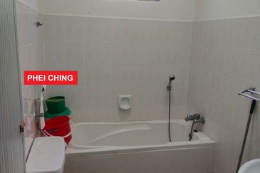 3 Storey Terrace @ Sungai Batu, Teluk Kumbar for SALE - RM 830,000