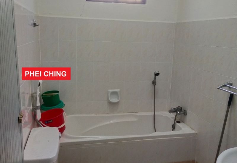 3 Storey Terrace @ Sungai Batu, Teluk Kumbar for SALE - RM 830,000