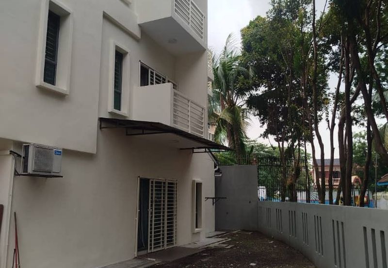 Corner lot 3-storey house for Rent @ Sentul Bahagia