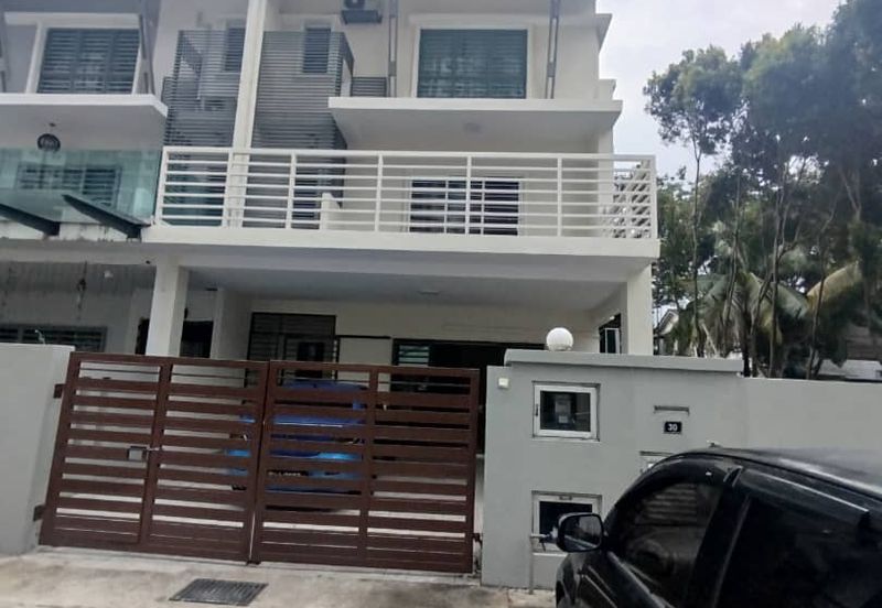 Corner lot 3-storey house for Rent @ Sentul Bahagia