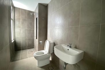 Lakefront Condominium | Emerald Hills @ Alam Damai