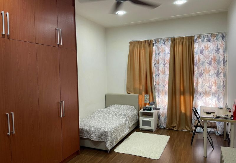 Summerglades, Perdana Lakeview West