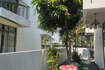 Summerglades, Perdana Lakeview West