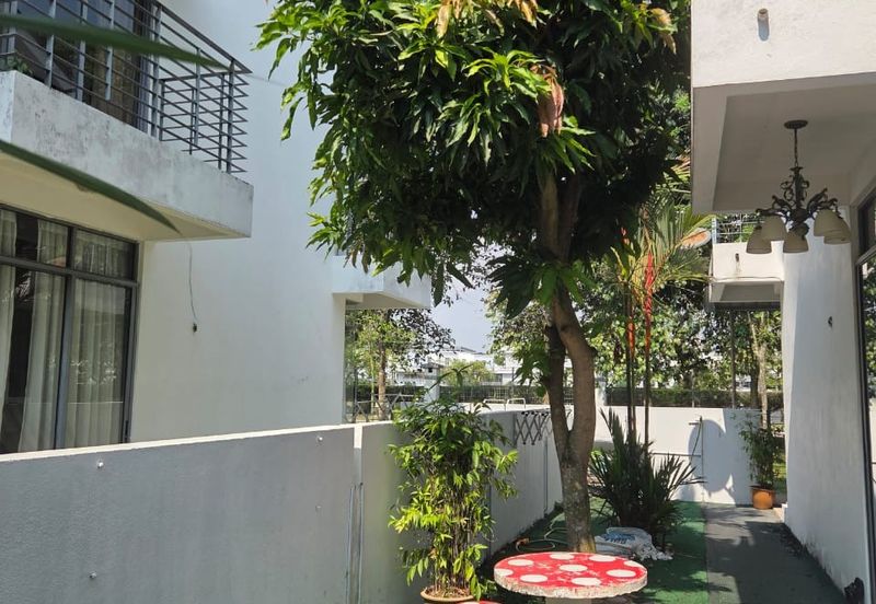 Summerglades, Perdana Lakeview West