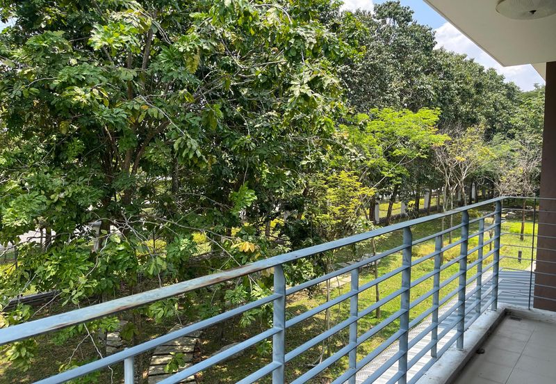 Summerglades, Perdana Lakeview West