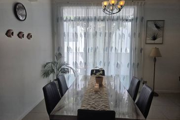 Summerglades, Perdana Lakeview West