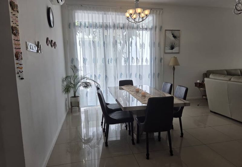 Summerglades, Perdana Lakeview West