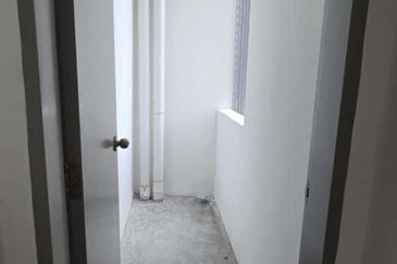 Uni Square, Putra Nilai