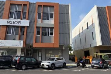 Uni Square, Putra Nilai