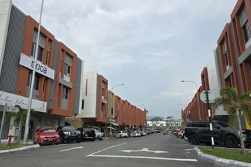 Uni Square, Putra Nilai