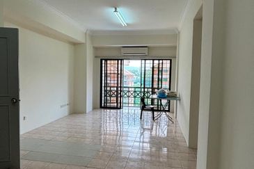 Bandar Sg Long, Cozy Home, Great Location  | Red Brick, Green Living  | Your Poolside Retreat |  Comfort Meets Convenience | A Home Near UTAR