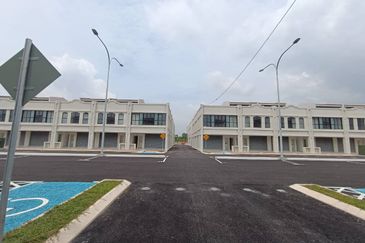 Serene Square Kajang Double Storey Shop Lot Ground Floor First Floor Brand New 22x70 for Rent 