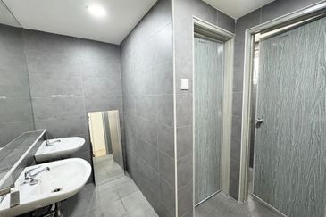 Sandiland Cloud 9 Georgetown 1100sf Suitable for office Face Main Road