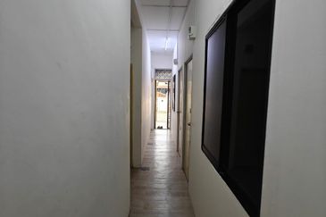  (Taman BUKIT INDAH SINGLE STOREY ) -特别长的 20x102 ft -割房租金高达 RM 2,930 ROI 5.0%