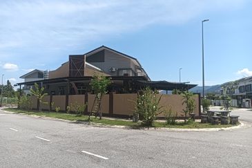 RUMAH TERES 1.5 TINGKAT (CORNER LOT) UNTUK DIJUAL DI ZORA, PROTON CITY, TANJUNG MALIM