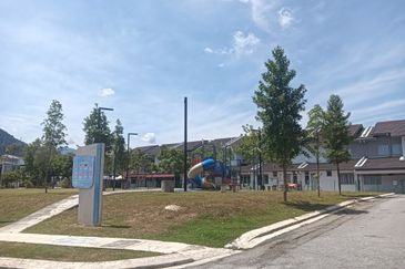 RUMAH TERES 1.5 TINGKAT (CORNER LOT) UNTUK DIJUAL DI ZORA, PROTON CITY, TANJUNG MALIM