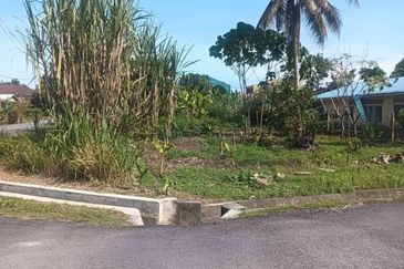 TANAH LOT UNTUK DIJUAL DI KAMPUNG PERHENTIAN, SLIM RIVER, PERAK (CORNER LOT)