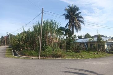 TANAH LOT UNTUK DIJUAL DI KAMPUNG PERHENTIAN, SLIM RIVER, PERAK (CORNER LOT)