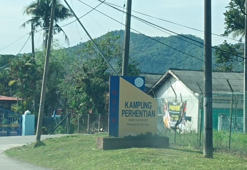 TANAH LOT UNTUK DIJUAL DI KAMPUNG PERHENTIAN, SLIM RIVER, PERAK (CORNER LOT)