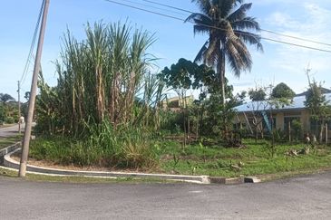 TANAH LOT UNTUK DIJUAL DI KAMPUNG PERHENTIAN, SLIM RIVER, PERAK (CORNER LOT)