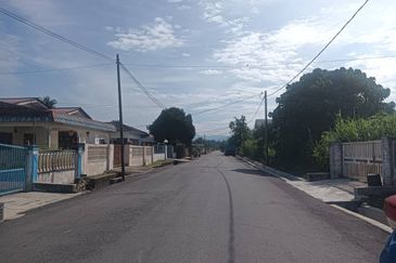 TANAH LOT UNTUK DIJUAL DI KAMPUNG PERHENTIAN, SLIM RIVER, PERAK (CORNER LOT)