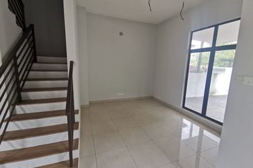 RUMAH TERES 3 TINGKAT UNTUK DIJUAL DI TAMAN BAYAN, BATANGKALI, SELANGOR