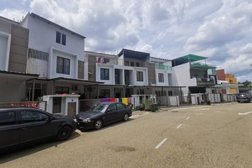 RUMAH TERES 3 TINGKAT UNTUK DIJUAL DI TAMAN BAYAN, BATANGKALI, SELANGOR