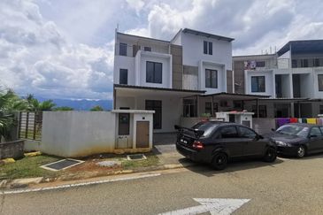 RUMAH TERES 3 TINGKAT UNTUK DIJUAL DI TAMAN BAYAN, BATANGKALI, SELANGOR