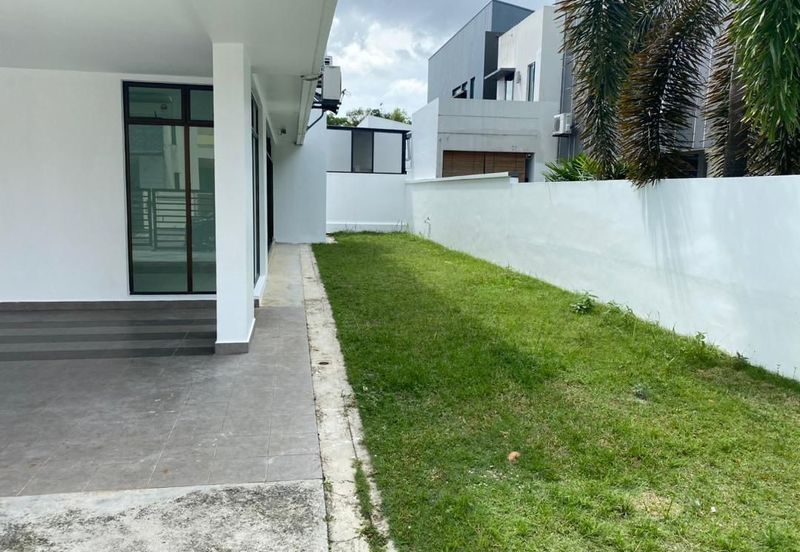 Maple Red, Adda Heights