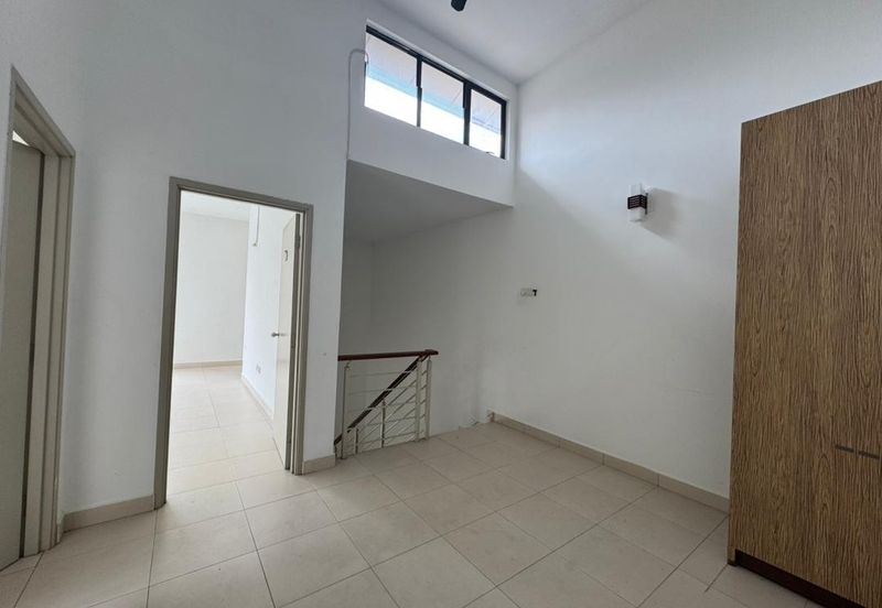 Maple Red, Adda Heights