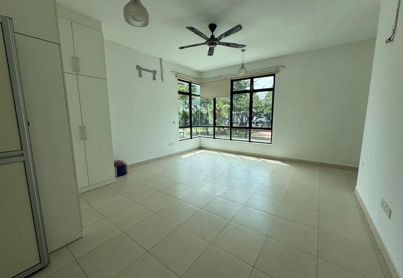 Maple Red, Adda Heights