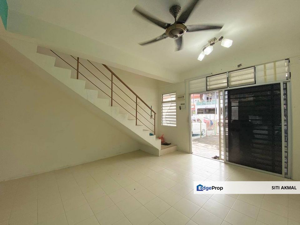 Double Storey Terrace Intermediate Taman Bunga Raya Bandar Baru Salak Tinggi, Selangor, Sepang
