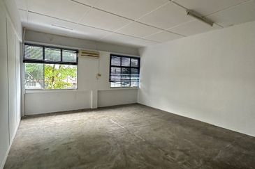 KUCHING HUI SING OFFICE  2ND FLOOR  FOR RENT PRIME AREA 