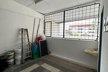 KUCHING HUI SING OFFICE  2ND FLOOR  FOR RENT PRIME AREA 