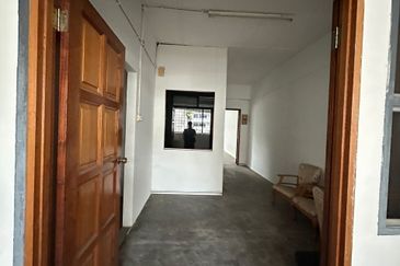 KUCHING HUI SING OFFICE  2ND FLOOR  FOR RENT PRIME AREA 